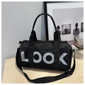 Dettaglio della borsa da viaggio cilindrica nera con tasca a rete e scritta LOOK - Nero