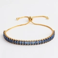 Détail d'un bracelet doré ajustable serti de zircons bleus rectangulaires chic - Bracelet / Or 18K