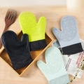 Guanti da forno in silicone resistenti al calore nei colori nero, verde e grigio su vassoio - Stile C Due dita Lungo / Multicolore