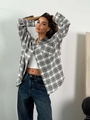 Grijs-wit geruit overhemd voor dames over een witte crop-top met blauwe jeans - S / Grijs