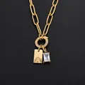 Gouden roestvrijstalen ketting met hanger van letter A en rechthoekig kristal detail - Letter A / Goud