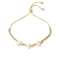 Dettaglio di bracciale regolabile in oro con cuori in smalto bianco e perle di cristallo - Bianco