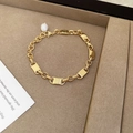 Dettaglio di bracciale a catena placcato oro 18k con ciondolo a perla in portagioie - 4# Bracciale a Maglie Rettangolari con Perla (Oro)
