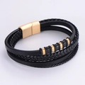 Bracciale multistrato in pelle nera da uomo con chiusura magnetica dorata su sfondo bianco - Corda in Pelle Nera Fibbia Magnetica Dorata