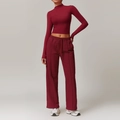 Burgunderrotes zweiteiliges Sportset mit kurzem Langarmshirt und weiten Jogginghosen - M / Langarm + Lange Jogginghose / Kirschrot