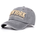 Dettaglio cappellino baseball grigio lavato con ricamo 3D New York e cuciture rifinite - Regolabile / Grigio