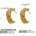 Detalle de pendientes C martillados dorados con medidas de 2,1cm de diámetro y 0,7cm de ancho - Dorado