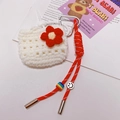 Vue détaillée de la coque AirPods blanche au crochet avec fleur rouge et lanière tissée - 35.A06 Pochette Fleur Blanche
