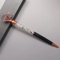 Detail eines kreativen Kugelschreibers mit lila Naturkristall und roségoldenen Akzenten - Fluorit