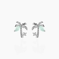 Dettaglio macro di orecchini a palma con zircone verde e finitura in argento puro - Argento