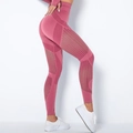 Detail der nahtlosen High-Waist-Yogahose mit seitlichen Mesh-Ausschnitten in Dunkelrosa - Wassermelonenrot
