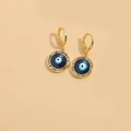 Vista detallada de los aros de ojo turco con esmalte azul y detalles de circón colorido - Ojo Azul Real
