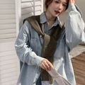 Dettaglio dello scialle in maglia marrone con toppa DD sopra una camicia di denim - Verde foresta