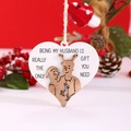Dettaglio di ciondolo a cuore in legno per marito con corda e bacche decorative - Miglior Regalo Per Marito (WG0-0987)