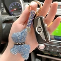 Funkelnder blauer Bär-Schlüsselanhänger mit Strasssteinen und goldenem Ring im Auto - Blau Gold