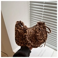 Detailaufnahme der Leoparden-Einkaufstasche mit gerüschtem Griff und Kordelzug-Details - Braun
