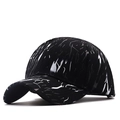 Gorra de béisbol negra con rayos metálicos plateados y una visera curva clásica - Textura Metálica / Textura Negro Plata