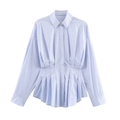 Lichtblauwe geplooide poplin blouse met lange mouwen en getailleerde taille op witte basis - XS / Lichtblauw