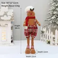 Muñeco de jengibre de peluche con gorro de chef y bufanda roja en escena festiva - QD24B624-A Muñeca Telescópica (Sombrero de Chef Hombre)