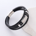 Détail d'un bracelet multicouche en cuir pour homme avec fermoir magnétique en acier - Couleur Acier