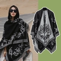 Poncho ethnique à capuche avec motifs floraux gris et franges sur style tricot noir - Couleur 40
