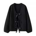 Detailansicht eines schwarzen Strick-Cardigans mit Pailletten-Schleifen und V-Ausschnitt - S / Schwarz