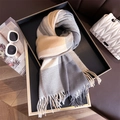 Modieuze beige en grijze geruite sjaal met kwastjes op een houten vloer achtergrond - Beige Grijs & Wit Geruit (WT184-5)