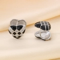 Macro di orecchini a cuore a scacchiera con smalto nero e diamanti incastonati - Stile Cuore a Scacchiera Acciaio e Nero (KE116435-KFC)