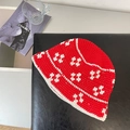 Dettaglio del cappello pescatore rosso fatto a mano all'uncinetto con motivi di fiori bianchi - Rosso