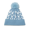 Dettaglio del berretto in maglia azzurro con motivo bianco e pompon in ecopelliccia - M (56-58cm) / Blu