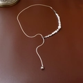 Detalle de collar de cadena de serpiente ajustable con perla barroca y cuentas - Plateado