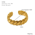 Détail de la bague en acier inoxydable plaqué or 18K montrant la texture tressée et taille - Texture torsadée tissée (S-R185)