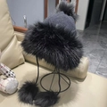 Gorro de punto gris oscuro con ribete de piel sintética y detalles de pompones suaves - M (56-58cm) / Negro