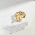Anillo dorado minimalista con textura de lava y banda abierta ajustable en piedra - Forma Irregular Dorado