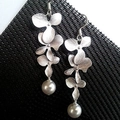 Élégantes boucles d'oreilles pétales argentées superposées avec pendentifs perles - Boucles d'Oreilles en Argent Mat avec Perle