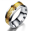 Détail du motif dragon celtique doré incrusté sur une bague en acier inoxydable poli - US 6 / Argent-Base Or Dragon Doré