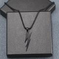 Collana con ciondolo a fulmine in acciaio inossidabile nero lucido su confezione regalo - Nero