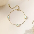 Gouden titanium stalen armband met drie witte hartbedels en verstelbare ketting - Hart Enkelband