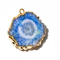 Primer plano detallado de colgante de geoda de ágata azul con bordes dorados irregulares - Colgante de Girasol de Ágata Azul Claro / Azul claro