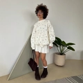 Sudadera de cuello redondo con flores azules y blancas y falda corta de tablas - S / Blanco