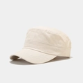 Vista lateral de gorra militar beige de algodón con costuras de calidad y visera corta - Beige