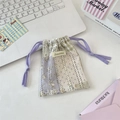 Vue détaillée du sac de rangement en dentelle avec ruban violet et étiquette tissée - Patchwork Ajouré Violet à Carreaux
