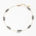 Collar de acero dorado con perlas gris oscuro de 6mm y 8mm y cierre de mosquetón - Collar de perlas grises doradas (D954)