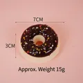 Modèle de donut au chocolat réaliste de 7cm avec pépites colorées et texture PU légère - Marron