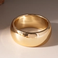 Nahaufnahme eines breiten, polierten Goldrings mit glänzendem Finish und Minimalismus - Gold Runder Stil
