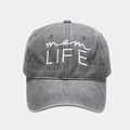 Détail de la broderie mom LIFE sur casquette de baseball vintage en coton délavé - Gris