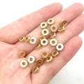 KC vergoldete Zwischenperlen auf der Hand zeigen detaillierte Größe und metallische Textur - Flache Runde Zwischenperlen Gold 2x6mm (2000 Stk)