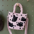 Rosa Canvas-Eimertasche mit süßem Katzenprint und gerafftem Griff für Damen - Buchstaben Katze