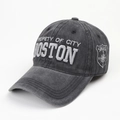 Detalle de la gorra gris desgastada con bordado de Boston y parche de escudo lateral - Ajustable / Negro