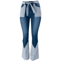 Dettaglio del patchwork in denim a contrasto e delle cuciture sui jeans a zampa a vita alta - S / Blu scuro